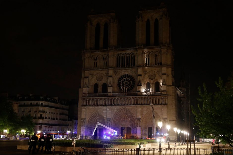 Milžiniškas gaisras Paryžiaus Dievo Motinos katedroje – užgesintas: vyksta tyrimas