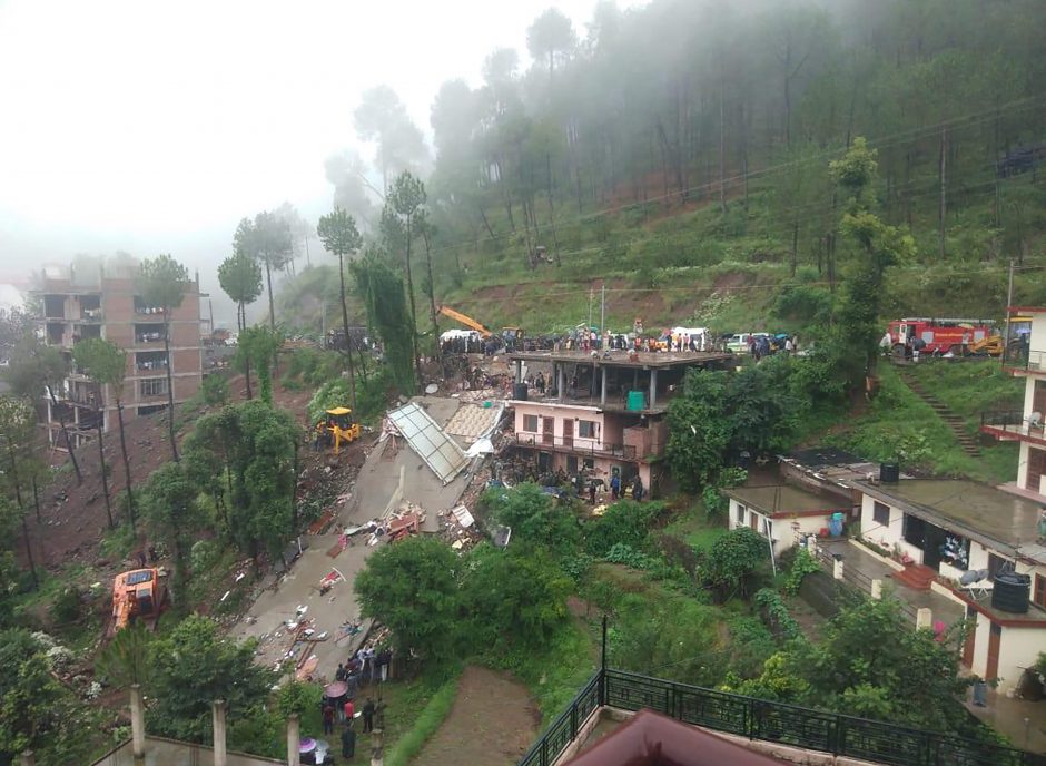 Indijoje sugriuvus namui žuvo 12 žmonių