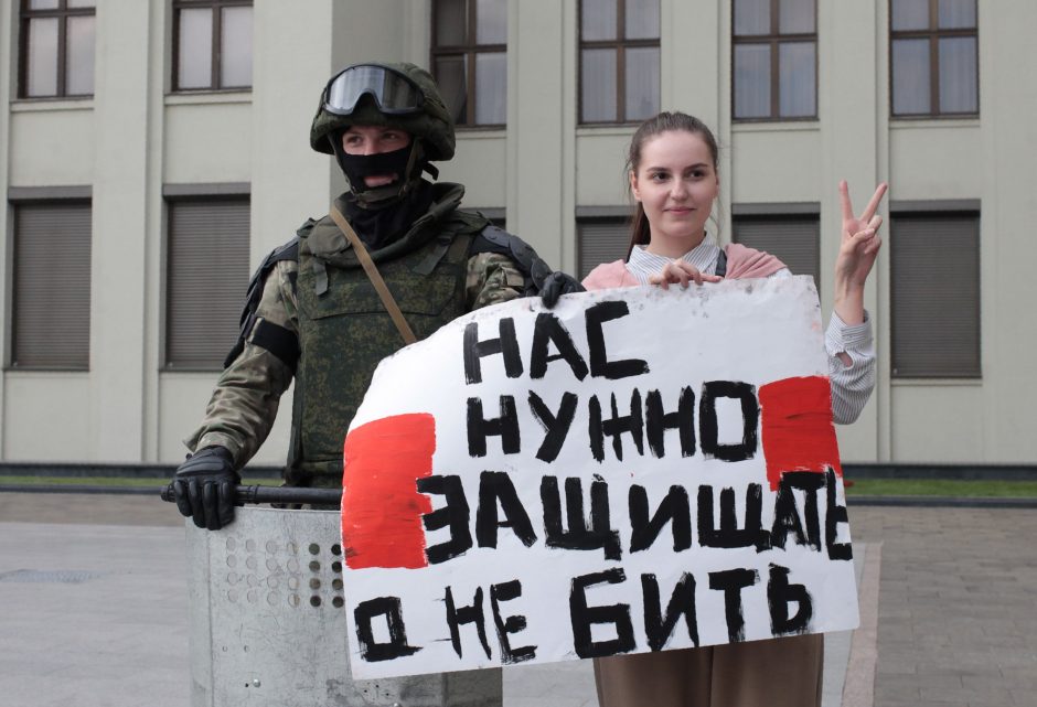 Tūkstančiai žmonių susirinko prie Vyriausybės rūmų Minske