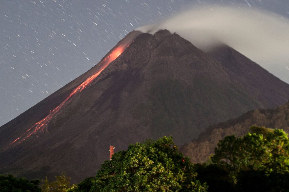 Indonezijoje ugnikalnis išmetė pelenų ir dūmų stulpą į dviejų kilometrų aukštį