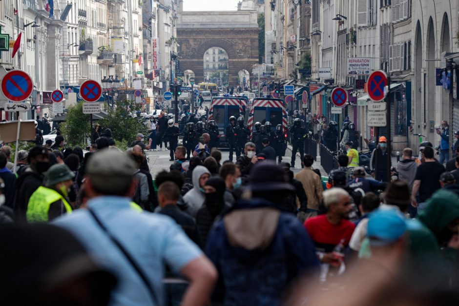 Prancūzijos policija ašarinėmis dujomis vaikė protestus prieš suvaržymus dėl viruso