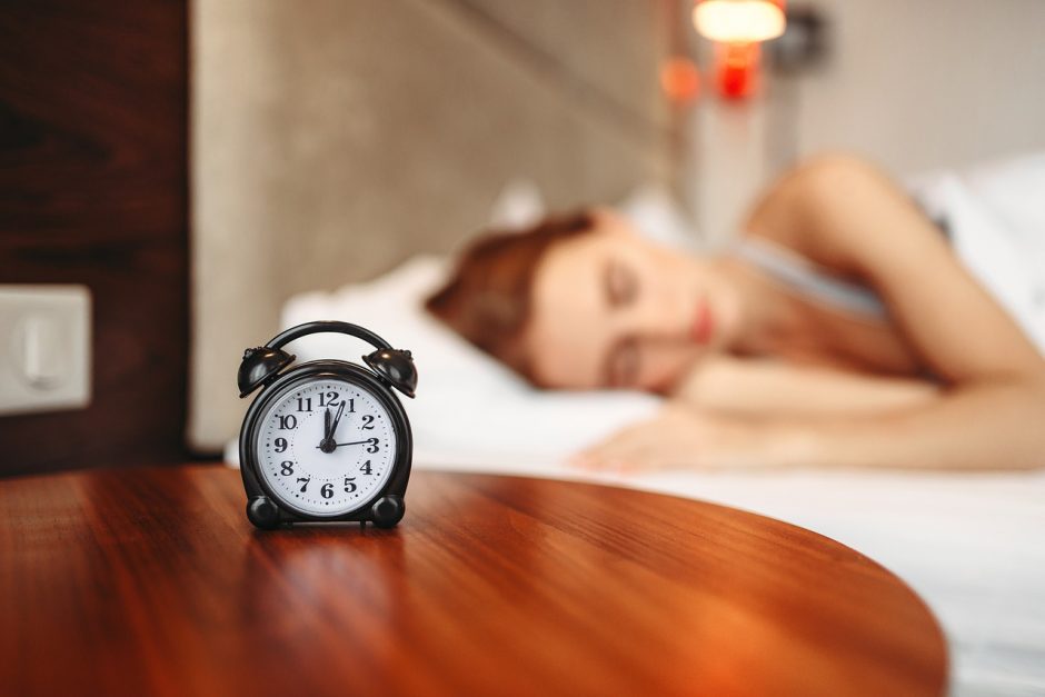 Tyrimas: ekranai pasiglemžia miego laiką – daugeliui stinga bent valandos