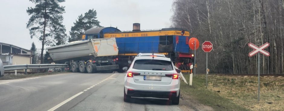 Avarija Klaipėdos rajone: geležinkelio pervažoje susidūrė vilkikas ir šilumvežis