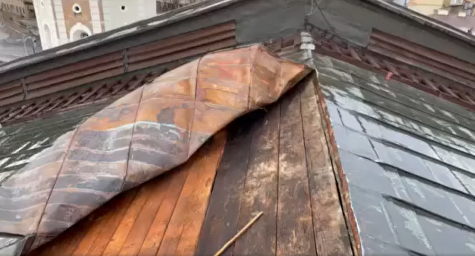 Smarkus vėjas nuplėšė Vilniaus arkikatedos stogo dalį