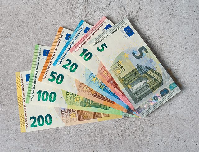 Naujieji 100 ir 200 eurų banknotai – kitų metų gegužę