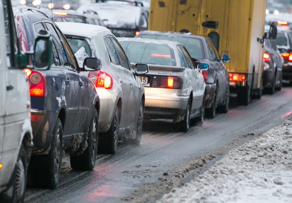 Automobilio prietaisų skydelio išdaigos žiemą: kalti nešvarumai ir druskos
