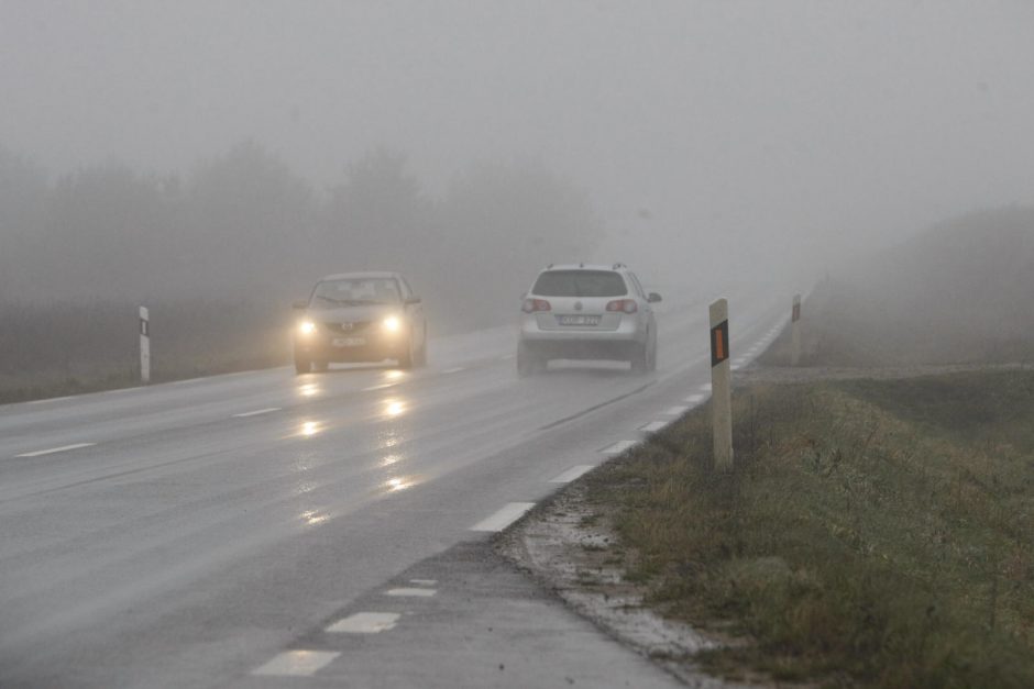 Dėmesio, vairuotojai: Klaipėdos ir Alytaus apskrityse eismą sunkina rūkas