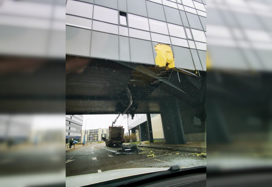 Neeilinis eismo įvykis Vilniuje: sunkvežimis netilpo po pastatu