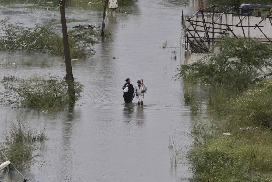 Indijoje per musonų sezono potvynius žuvo mažiausiai 25 žmonės