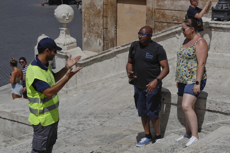 Turistams Romoje draudžiama prisėsti ant garsiųjų Ispaniškųjų laiptų