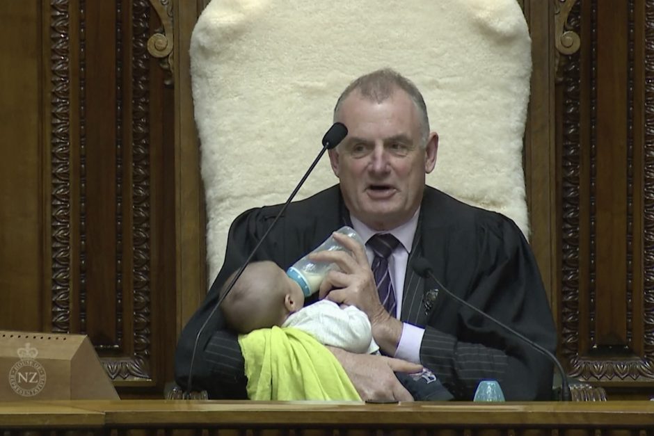 Kūdikį maitinančio parlamento pirmininko nuotraukos išplito internete