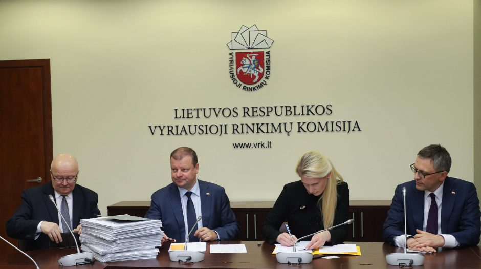 S. Skvernelis įteikė parašus VRK dėl dalyvavimo prezidento rinkimuose