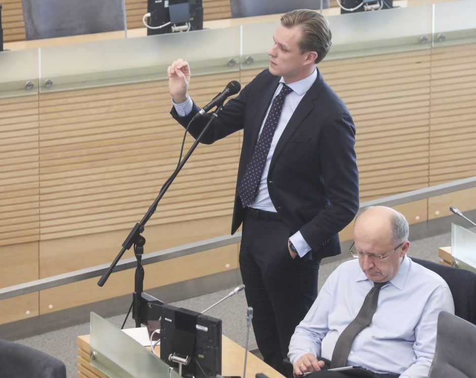 Opoziciją supykdė premjero atsakymai: siūlo šaukti neeilinį Seimo posėdį 