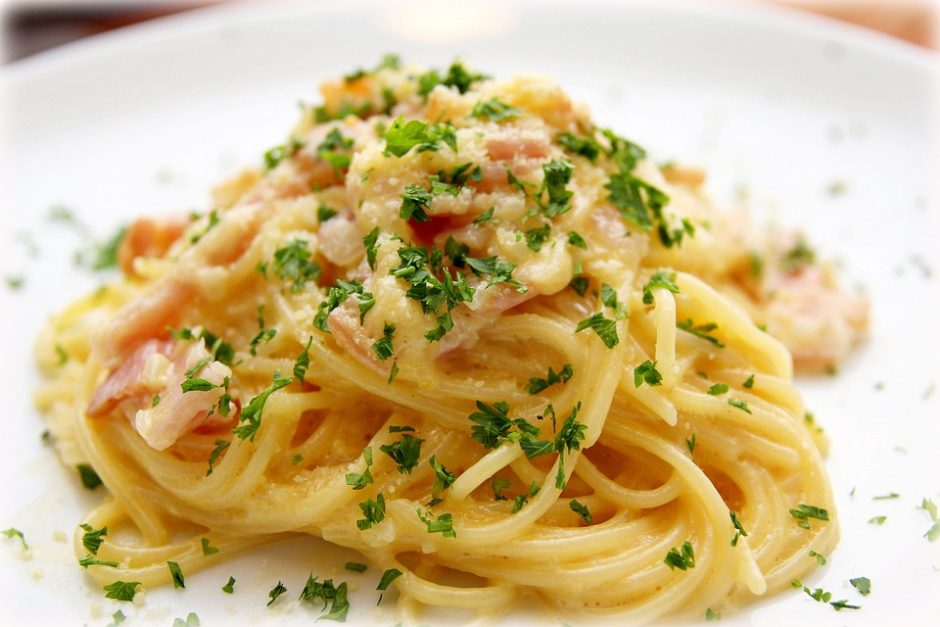 „Pasta Carbonara“: itališkas makaronų su šonine ir sūriu receptas