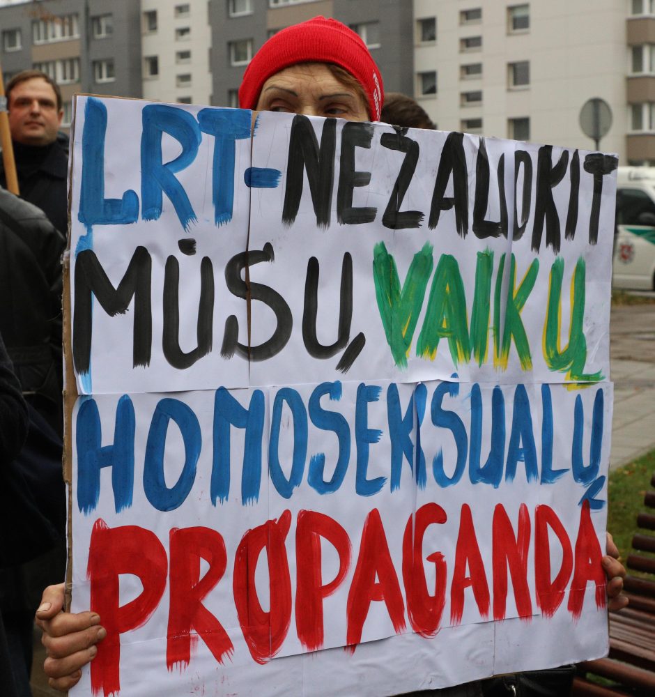 Prie LRT susirinko mitinguotojai: piktinasi reportažu apie homoseksualius tėčius