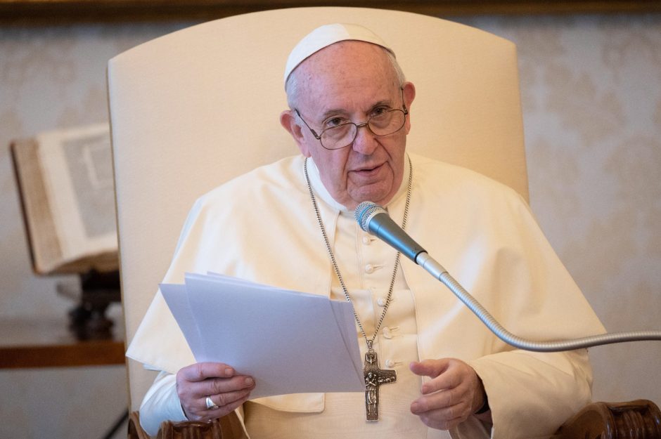 Dėl ligos darbotvarkę sutrumpinęs popiežius meldėsi už mirusius benamius