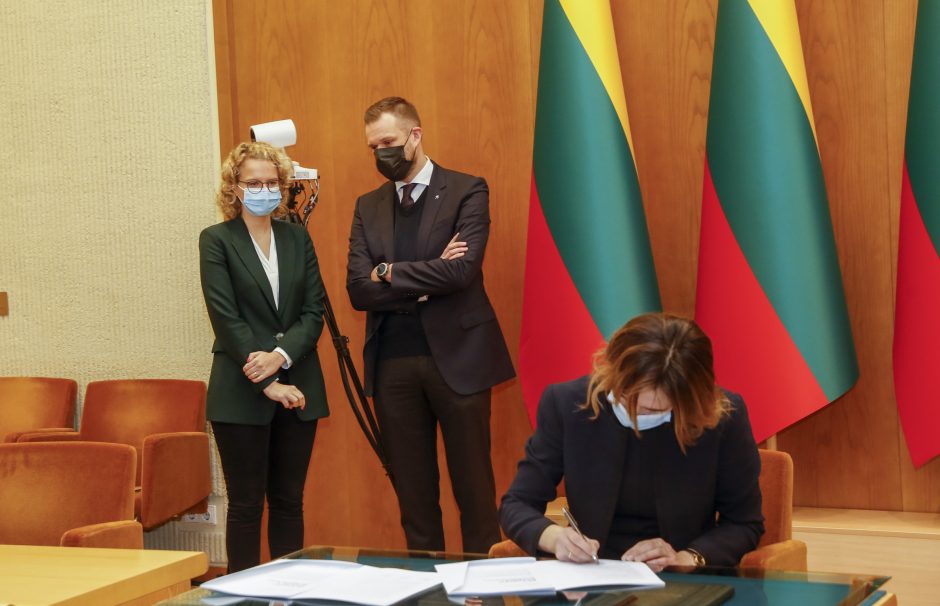Trijų partijų lyderiai pasirašė koalicinę sutartį