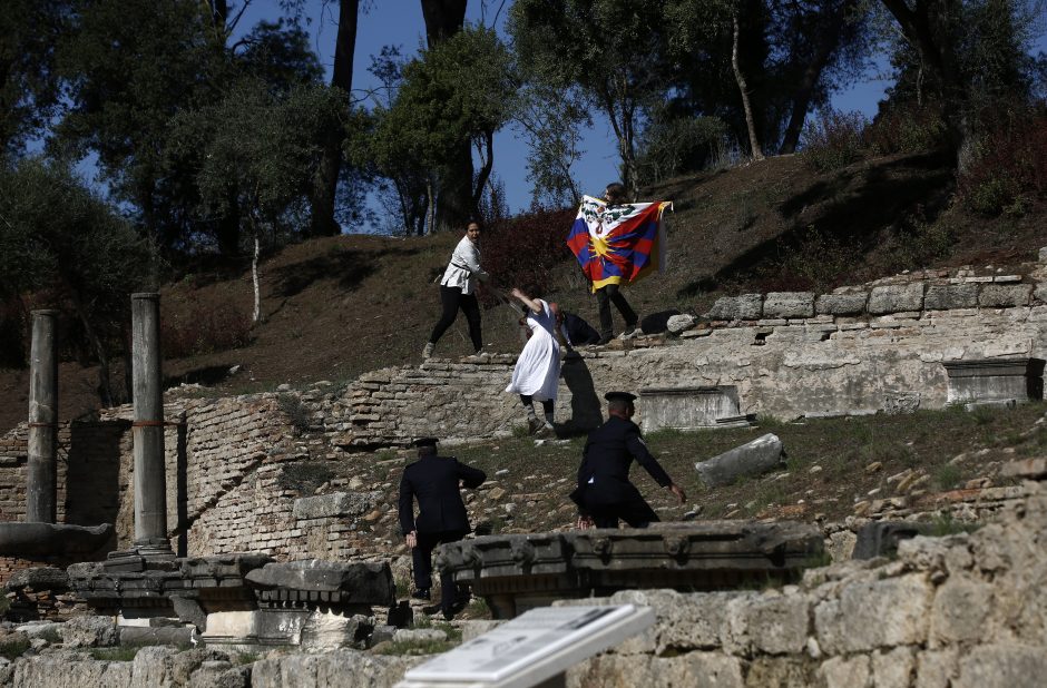 Graikijoje įžiebiant Pekino žiemos olimpiados ugnį protestavo Tibeto šalininkai