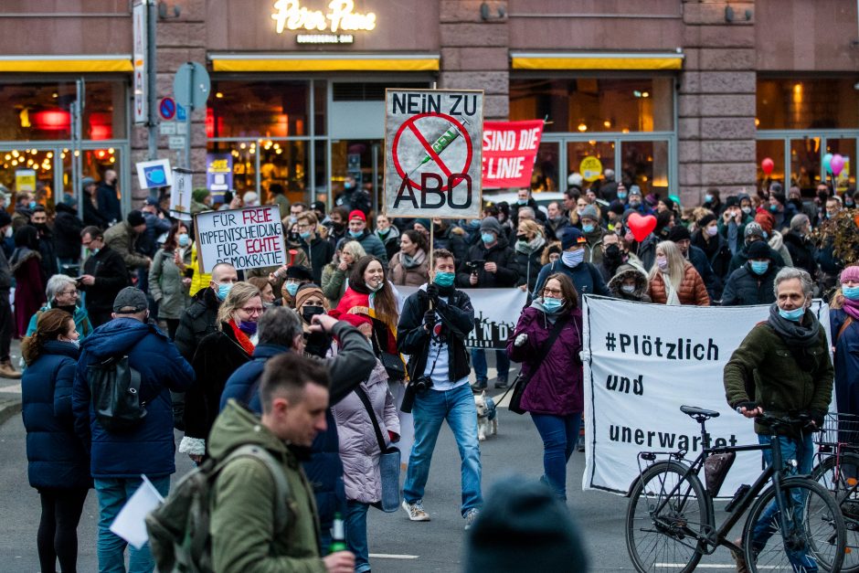 Vokietijoje tūkstančiai žmonių protestavo prieš COVID-19 suvaržymus ir privalomus skiepus