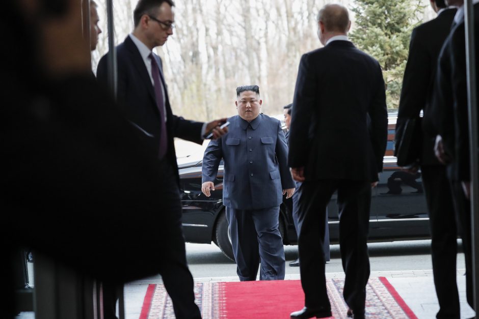 Kim Jong Unas ir V. Putinas per pirmą susitikimą žadėjo siekti glaudesnių ryšių