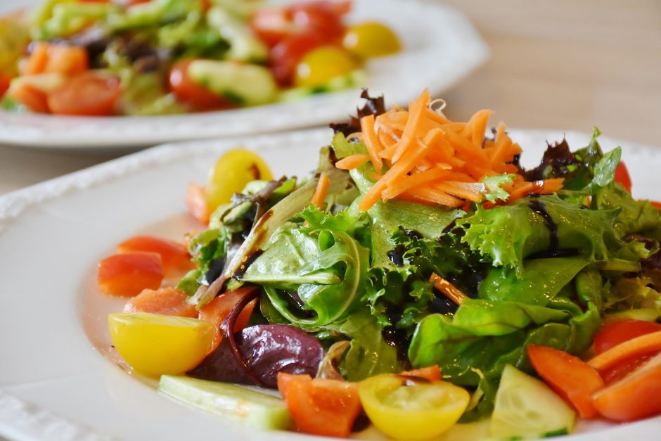 Skanaukite į sveikatą: naudingos, gardžios ir pavasariškos salotos