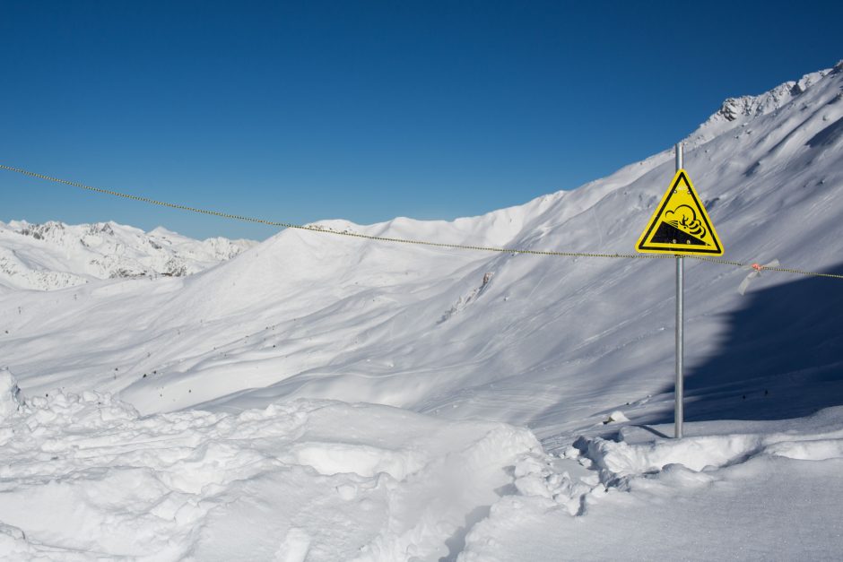 Šveicarijos Alpėse nuslinkus lavinai dingo keturi žmonės