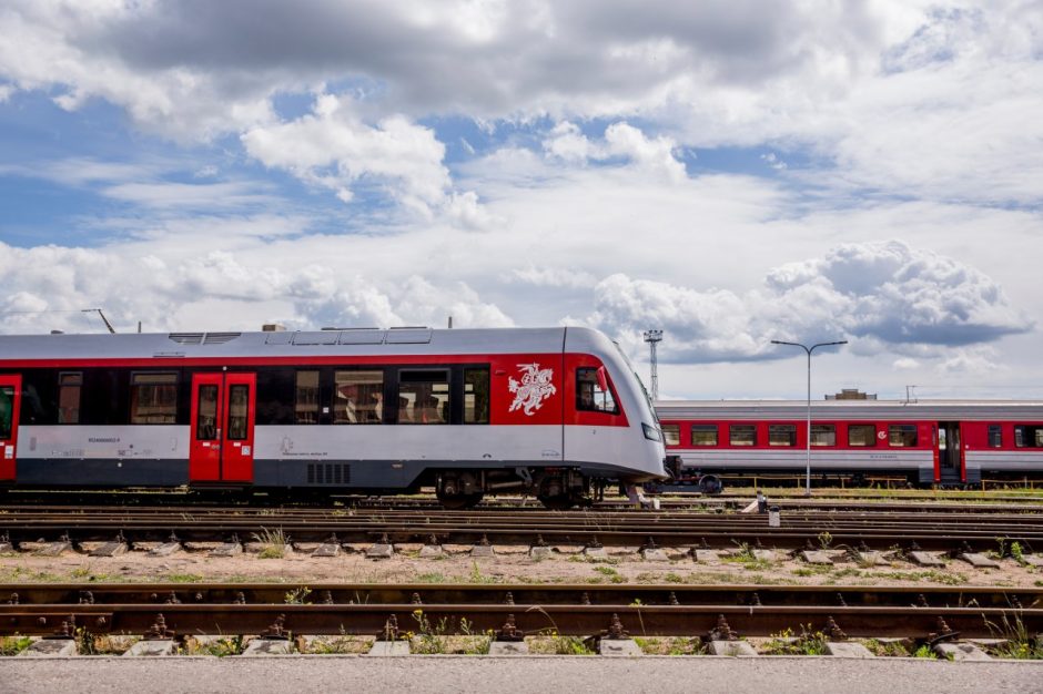 „Lietuvos geležinkeliai“ mažina traukinių reisų