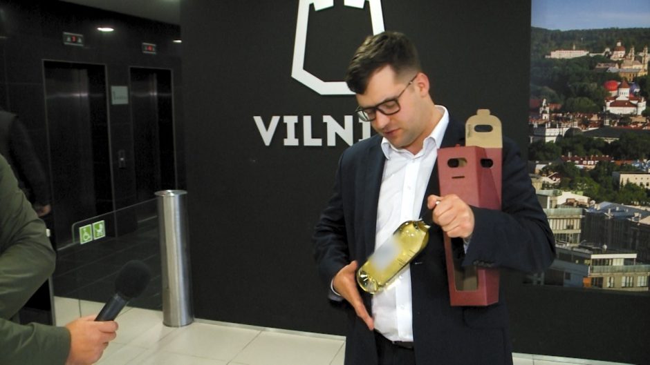 Vilniaus savivaldybė nebijo baudų: mokesčių mokėtojų pinigus leidžia vynui