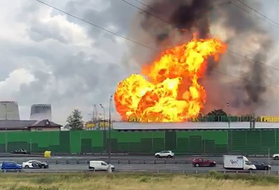 Milžiniškas gaisras Rusijos elektrinėje: žuvo darbuotoja, keliolika žmonių sužeisti