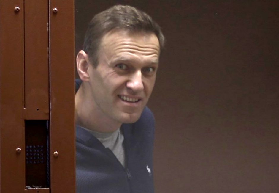 A. Navalnas teismo narve šaiposi iš V. Putino ir gausina šalininkų gretas