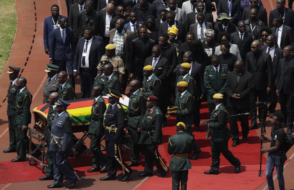 Susiskaldžiusi Zimbabvė atsisveikina su buvusiu prezidentu