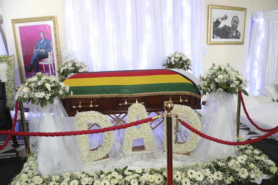 Zimbabvės eksprezidentas R. Mugabe bus palaidotas savo kaime