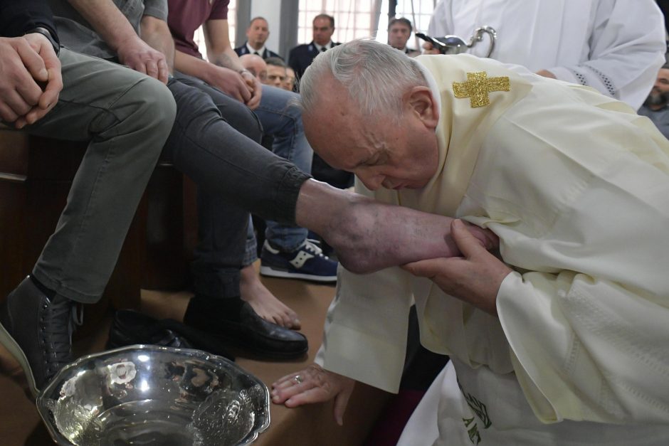 Popiežius Didįjį ketvirtadienį mazgojo kojas dvylikai kalinių