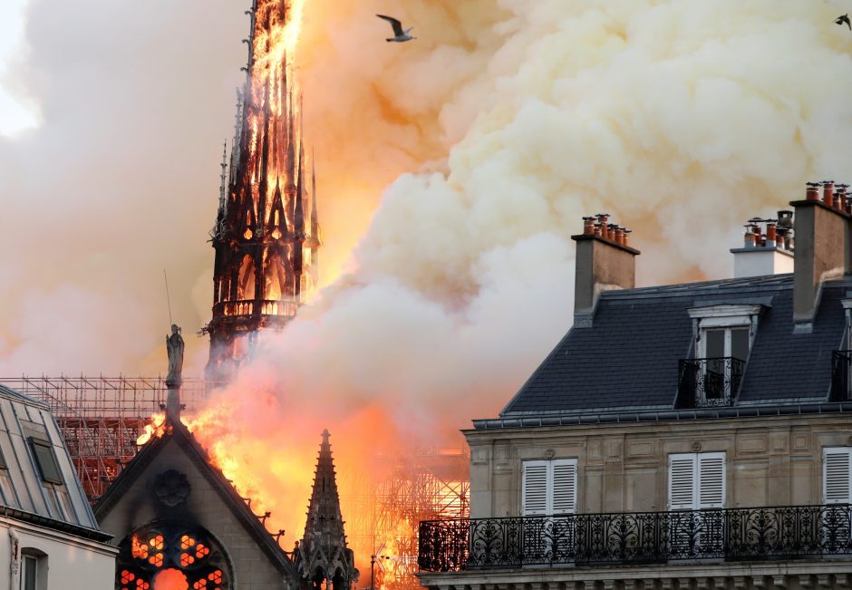 Paryžiaus katedros gaisro židinys buvo netoli smailės, nustatė policija