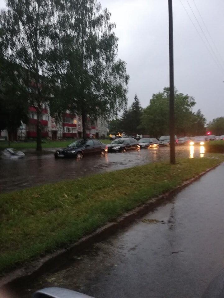 Po liūties vanduo užtvindė Šiaulių gatves