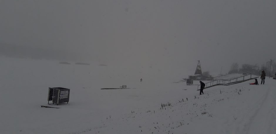 Žiemos pramogos Lampėdžiuose: nuo slidinėjimo iki atvėsimo ežero eketėje