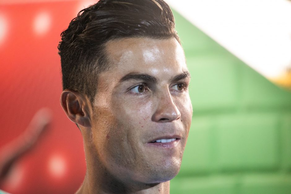 Asmenukę su C. Ronaldo norėjusiam pasidaryti vyrui gresia nemalonumai