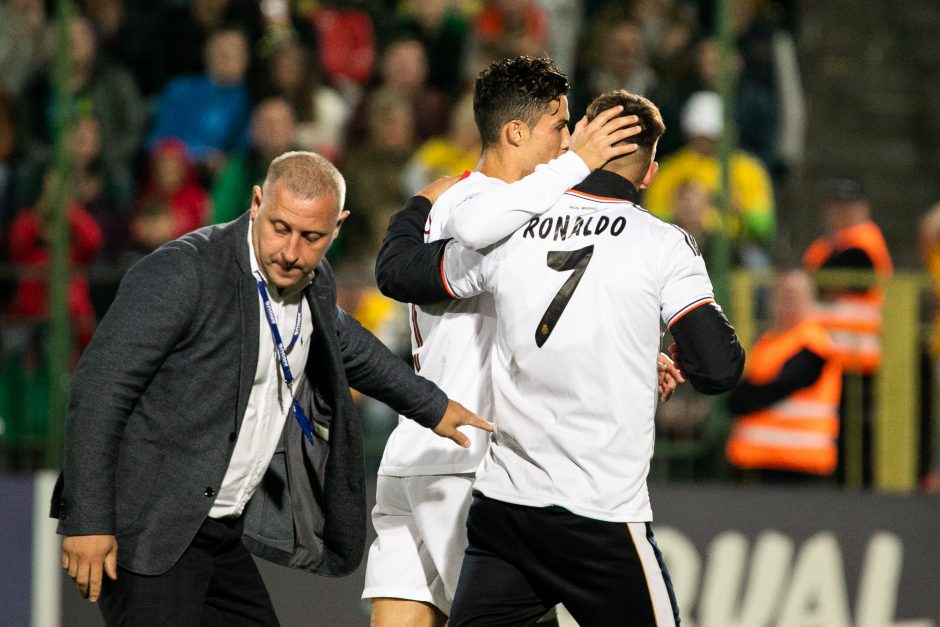 Į aikštę įbėgęs futbolo aistruolis priklaupė prieš C. Ronaldo