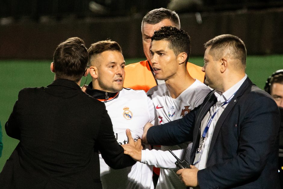 Į aikštę įbėgęs futbolo aistruolis priklaupė prieš C. Ronaldo