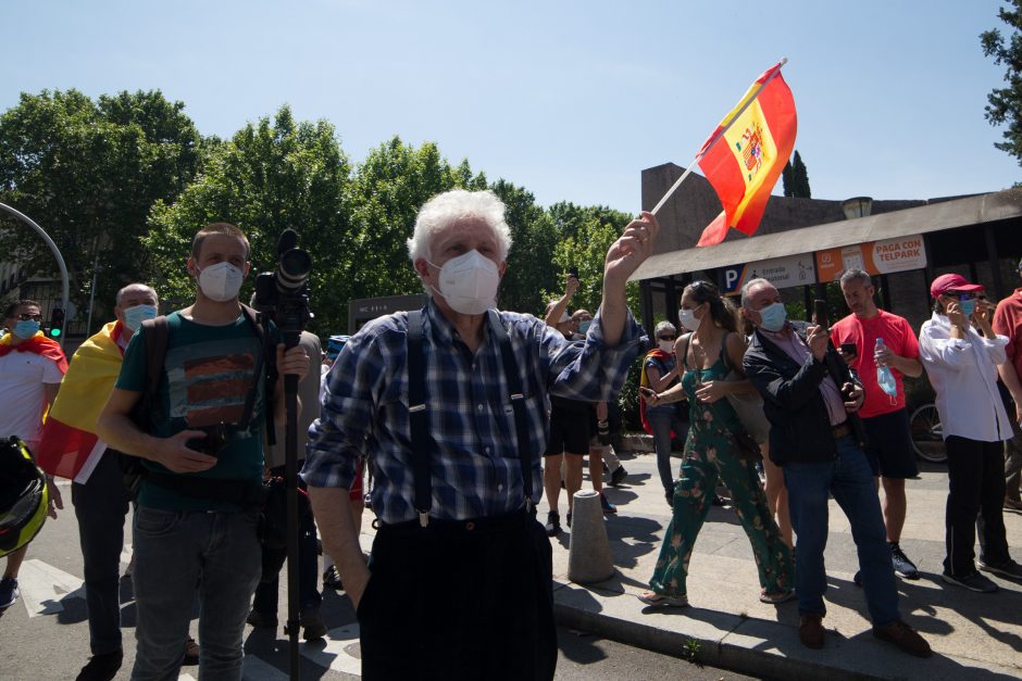 Ispanijoje tūkstančiai žmonių protestuoja prieš vyriausybės atsaką į pandemiją
