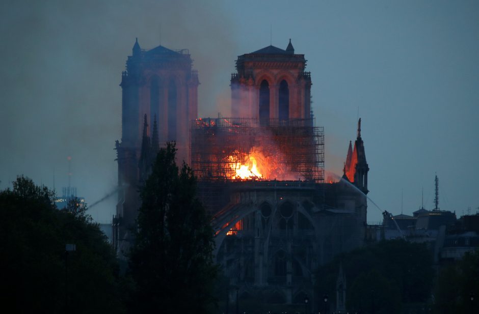 Paryžiaus katedros gaisro židinys buvo netoli smailės, nustatė policija
