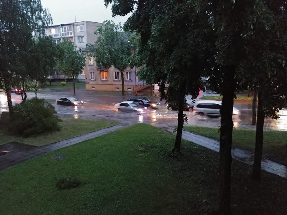 Po liūties vanduo užtvindė Šiaulių gatves