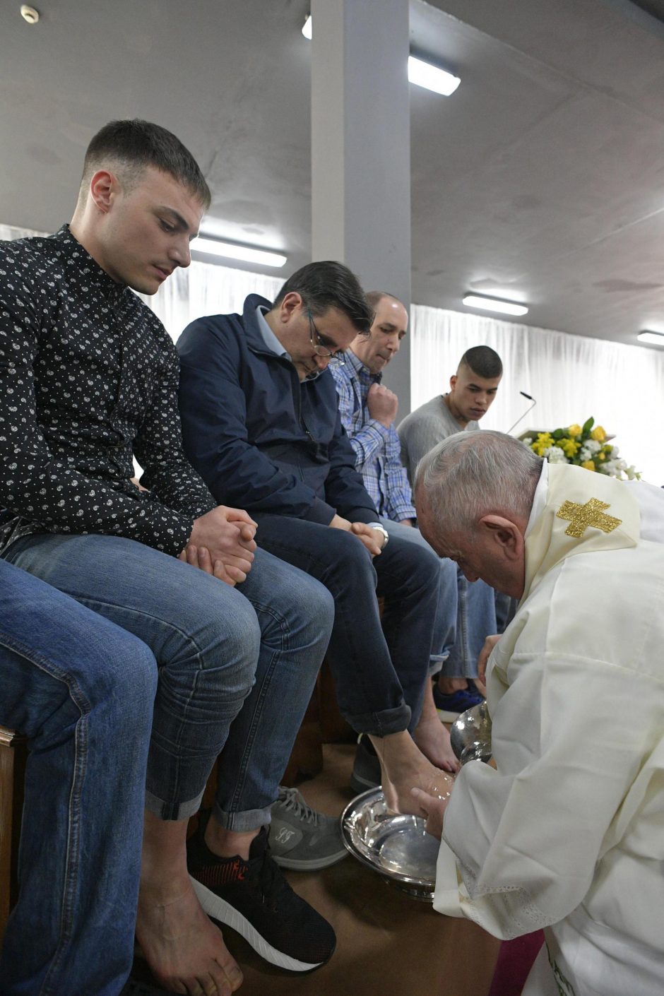 Popiežius Didįjį ketvirtadienį mazgojo kojas dvylikai kalinių