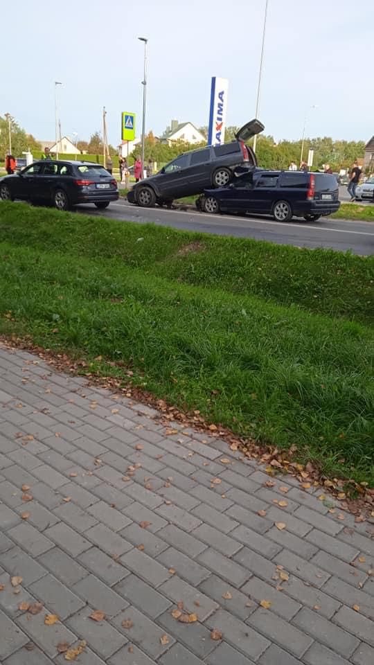 Vilniaus rajone susidūrė du „Volvo“: po smūgio vienas automobilis palindo po kitu
