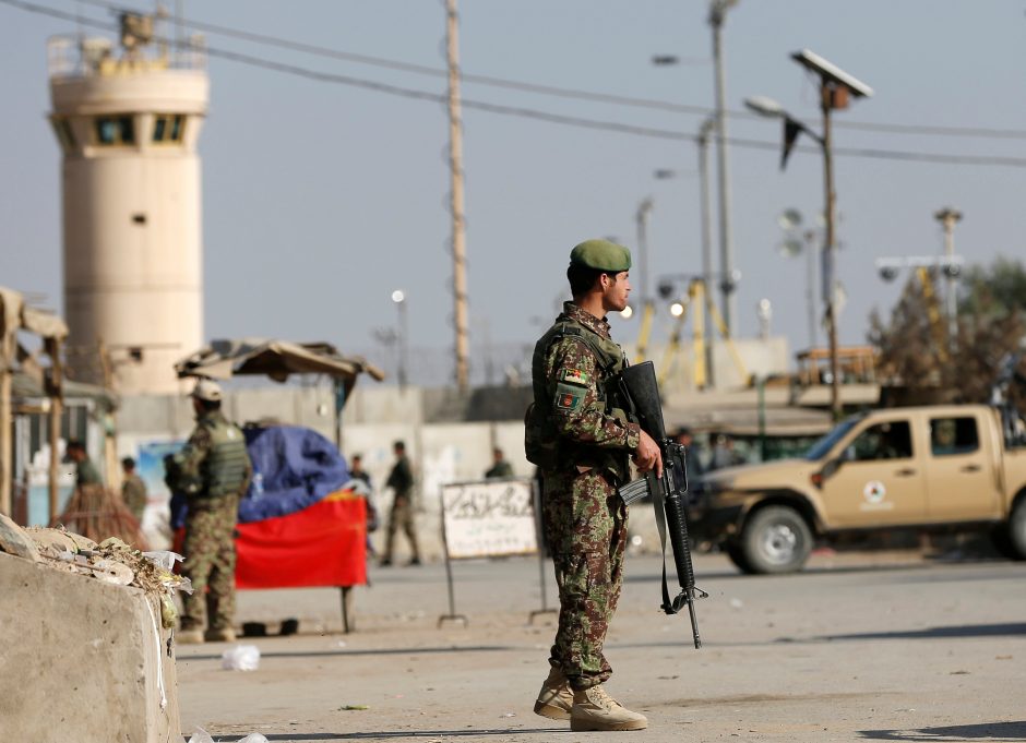 Buvę JAV ambasadoriai perspėja nesiimti greito pajėgų išvedimo iš Afganistano