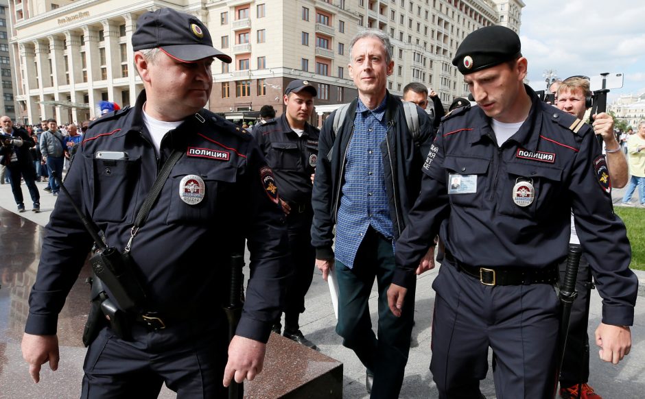 Rusijoje prieš Pasaulio futbolo čempionatą suimtas britas gėjų teisių gynėjas 