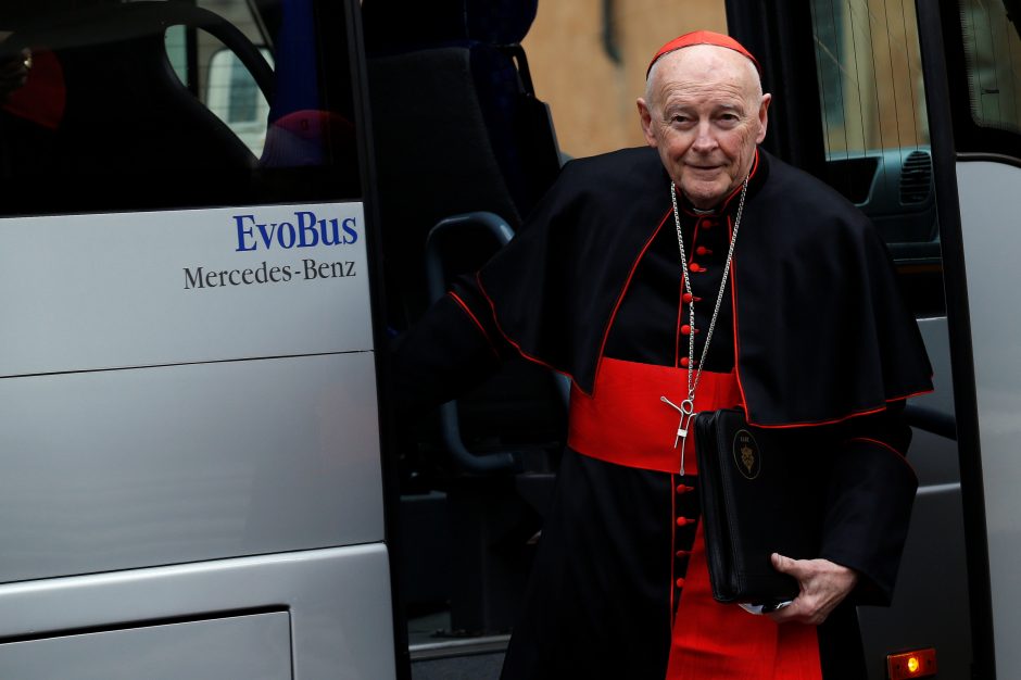 Vatikanas pašalino iš kunigų luomo lytine prievarta kaltinamą buvusį JAV kardinolą