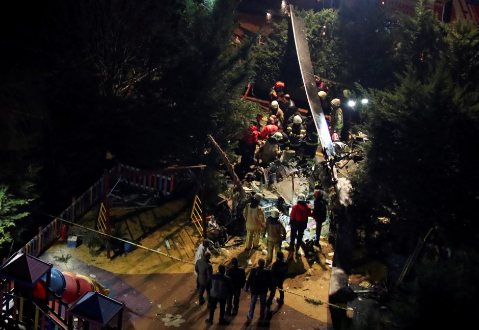 Stambule nukrito karinis sraigtasparnis, žuvo keturi žmonės