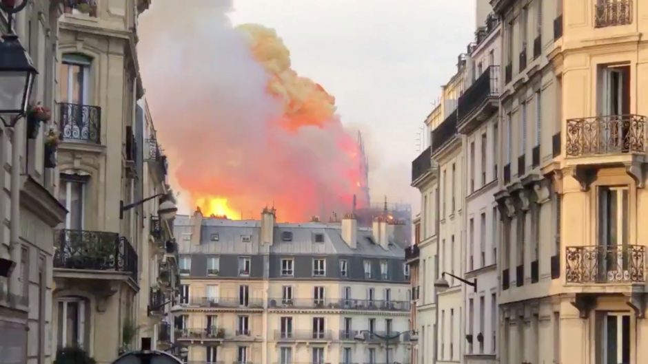 Didelis gaisras Paryžiaus Švč. Dievo Motinos katedroje 
