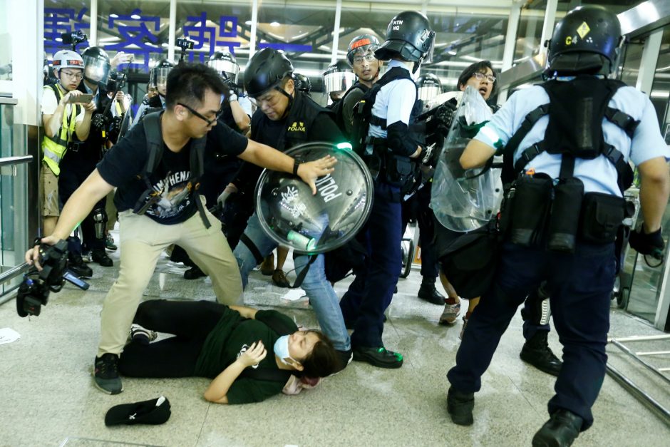 Prie Honkongo oro uosto policija panaudojo pipirines dujas prieš protestuotojus